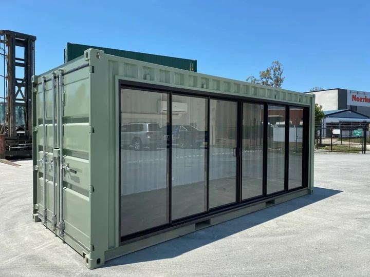 Conteneur-de-bureau-de-6-metres-avec-grande-fenetre-laterale.png Conteneur de bureau de 6 mètres avec grande fenêtre latérale – Image 1